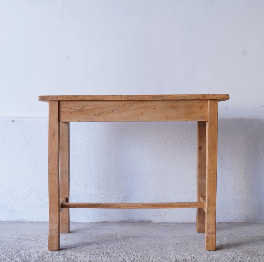 古い無垢材のサイドテーブル