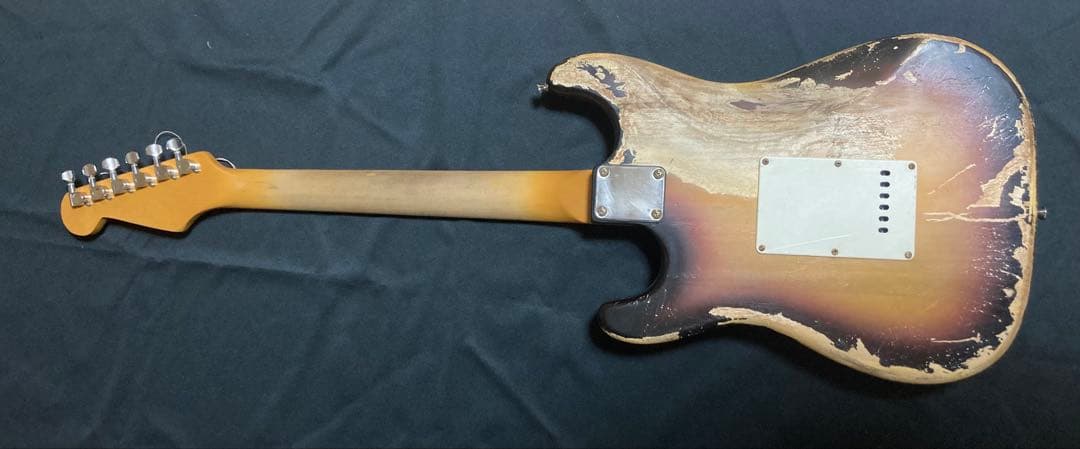 早い者勝ち　ストラトキャスタータイプ　ニトロセルロースラッカー塗装