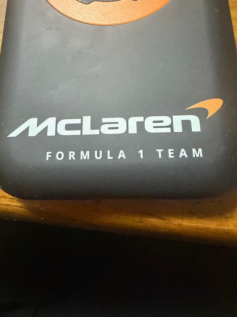 QuadLocとMcLarenがコラボしたiPhone17用マグケース