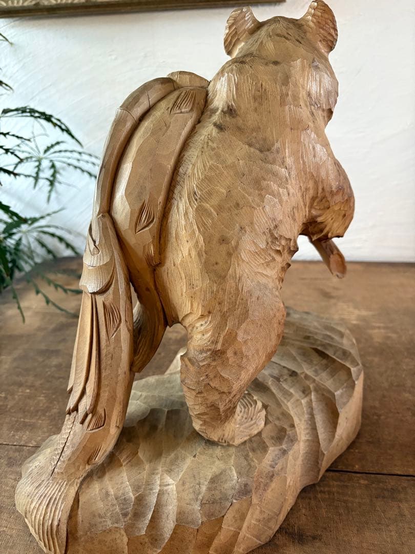 木彫り　鮭担ぎ熊　堀井作