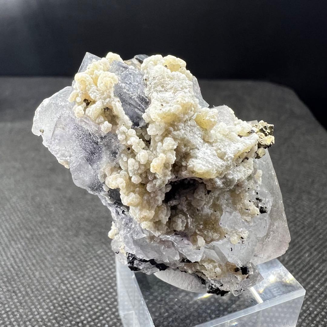 ヤオガンシャン産　ウルフラマイト、パイライト共生　カラーレスフローライト