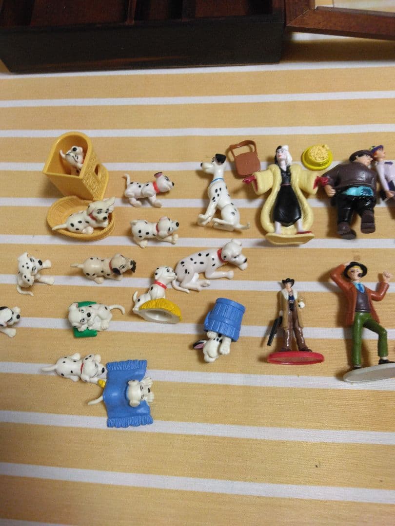 101ディズニーミニキャラ棚木箱ディスプレイ