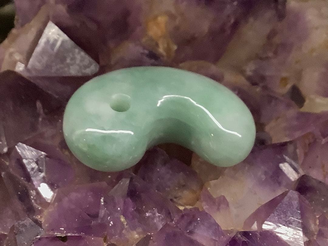 白緑バランス良好美麗‼️ 専門店40~53万円の品質　糸魚川翡翠勾玉　鑑別書付本‼️