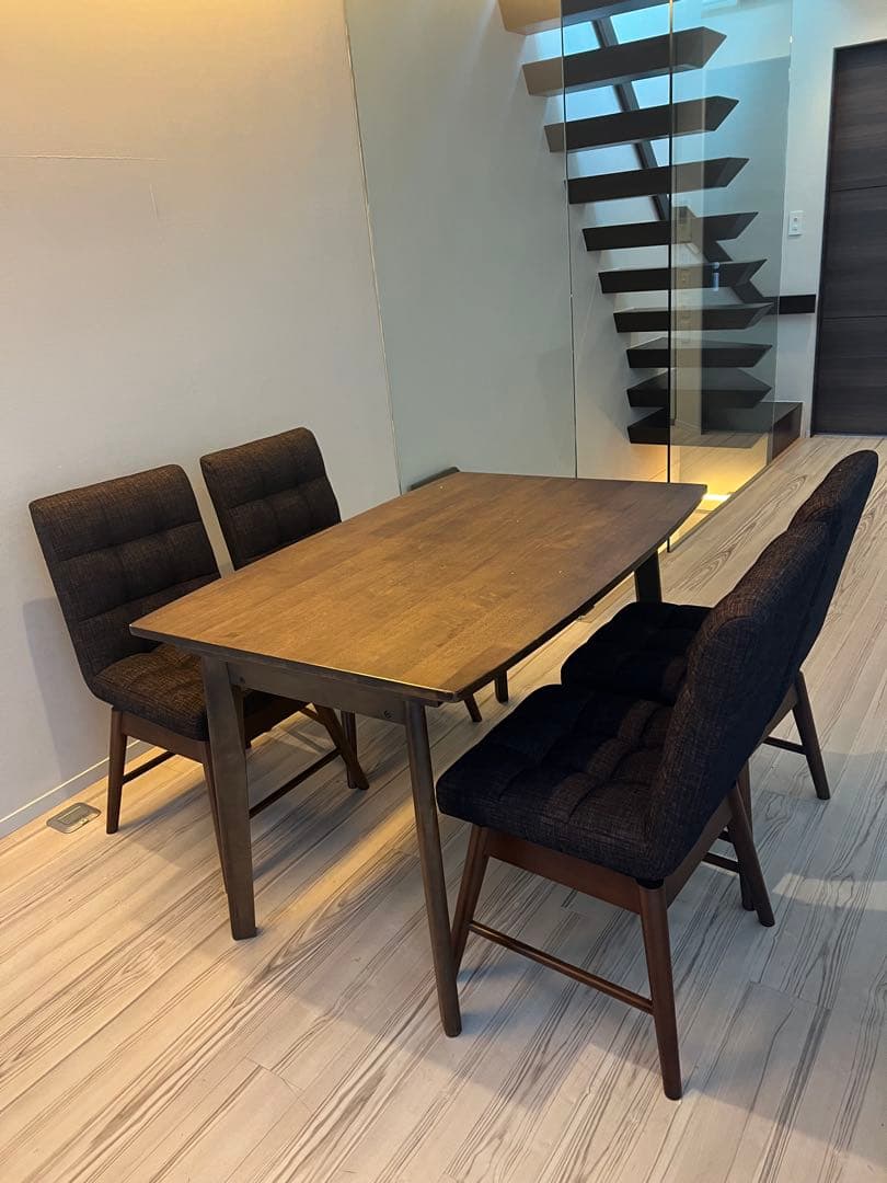 ダイニングテーブルと椅子4脚セット