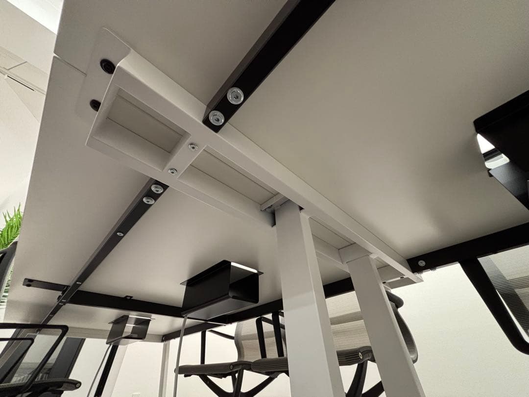 オフィスデスク（8人用）ホワイト　フリースタイルデスク配線収納付き