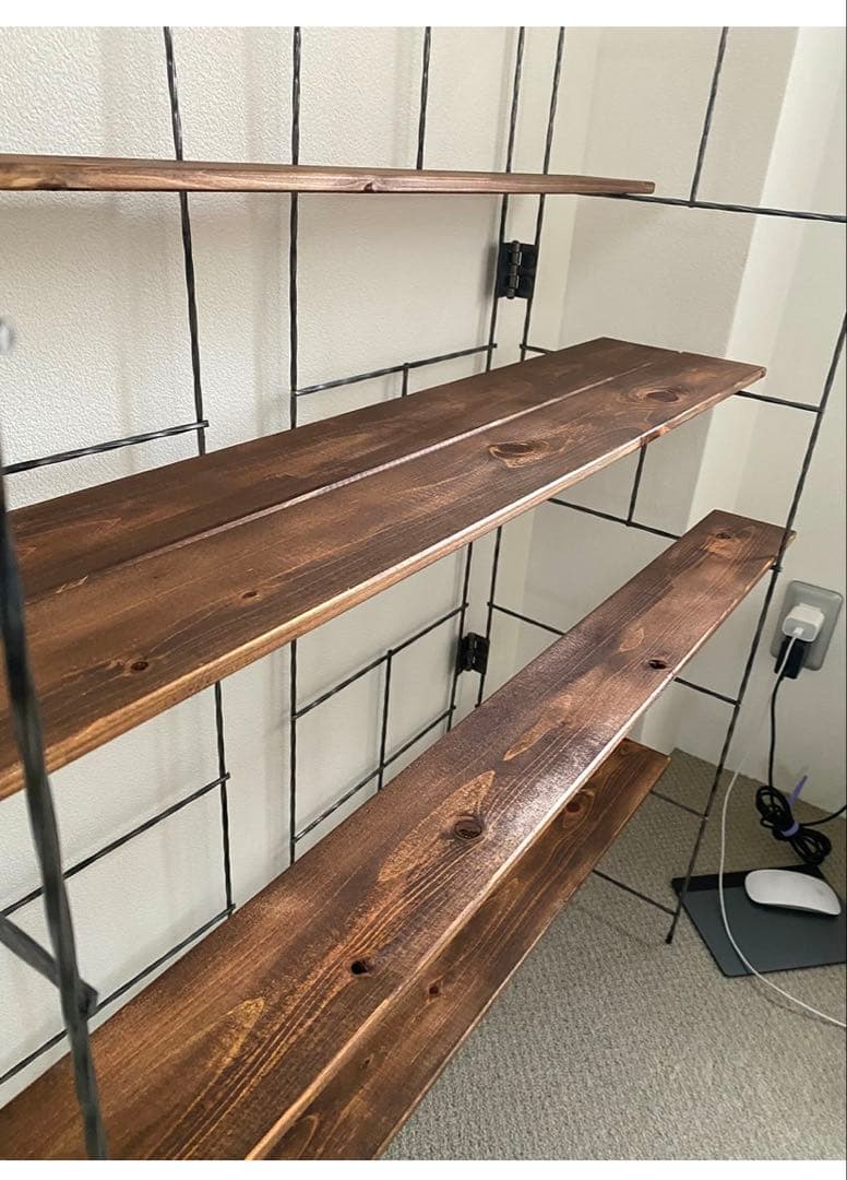 木製棚板とアイアンフレームのオープンシェルフ