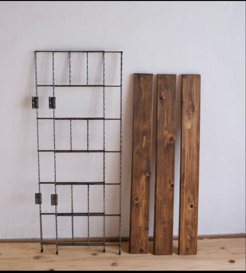 木製棚板とアイアンフレームのオープンシェルフ