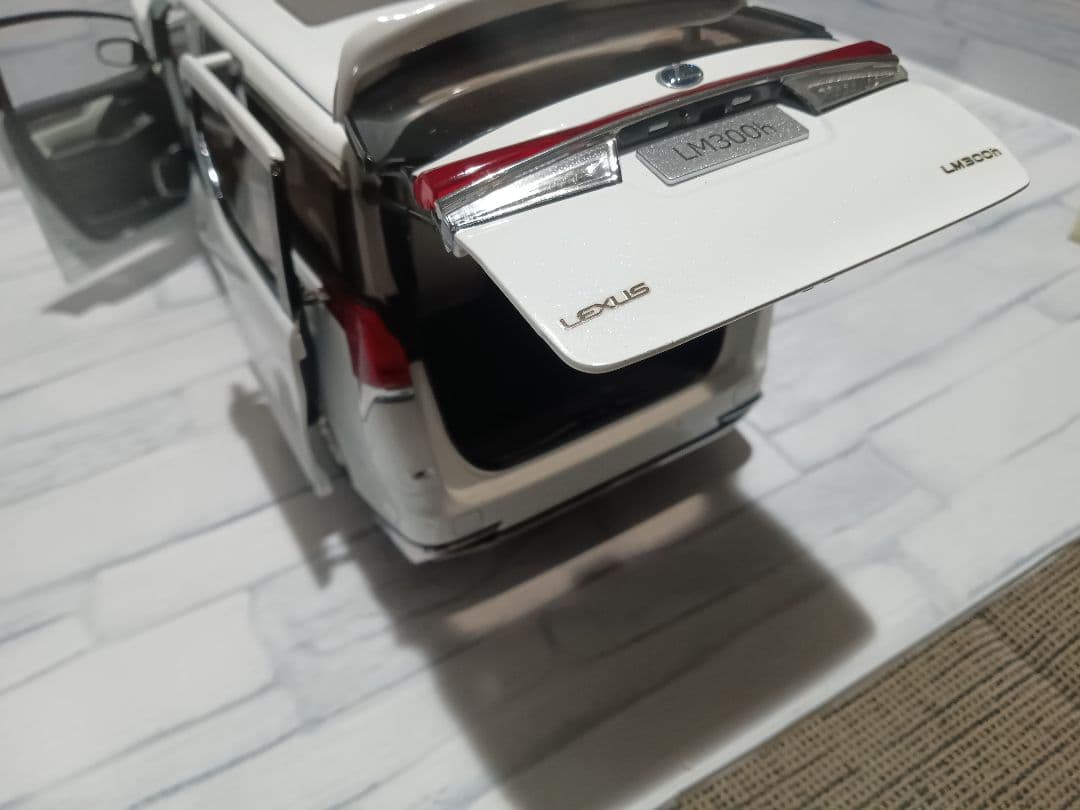 1/18 京商　ディーラー品　レクサス　LM300h ミニカー　ホワイト