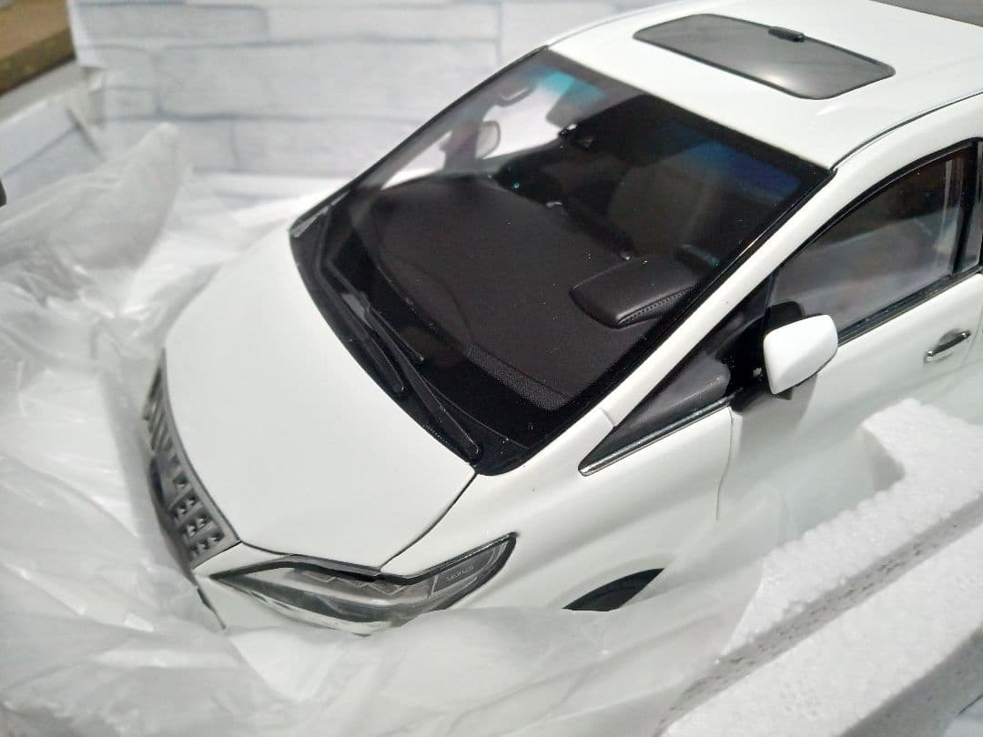 1/18 京商　ディーラー品　レクサス　LM300h ミニカー　ホワイト