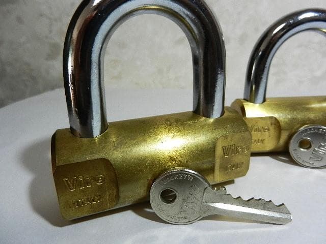 イタリア「Ｖｉｒｏ」ブランドシリンダー南京錠３点