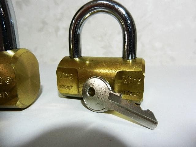 イタリア「Ｖｉｒｏ」ブランドシリンダー南京錠３点