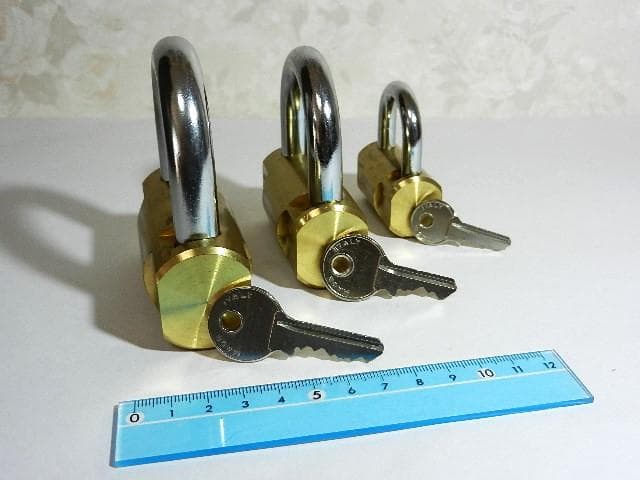 イタリア「Ｖｉｒｏ」ブランドシリンダー南京錠３点