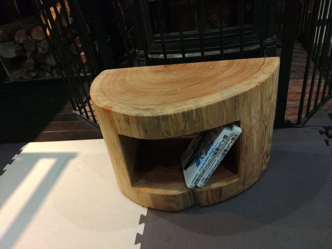 杉の半割り丸太のくりぬきスツール