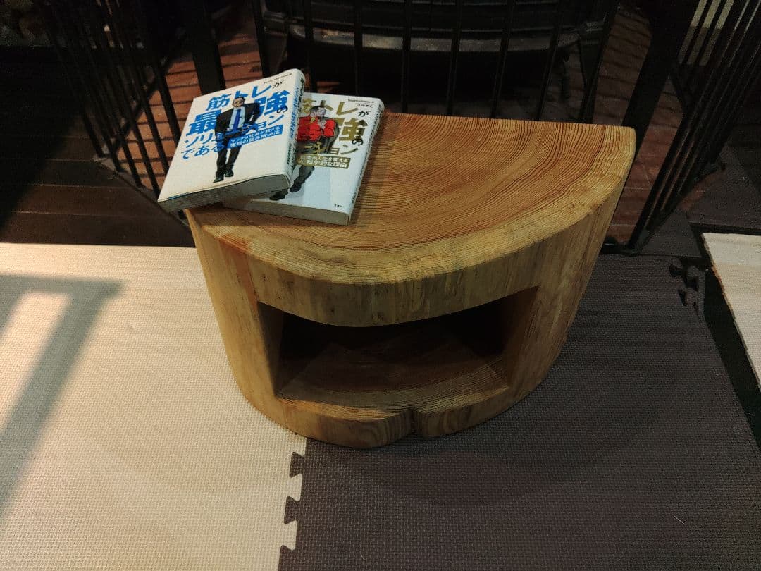 杉の半割り丸太のくりぬきスツール