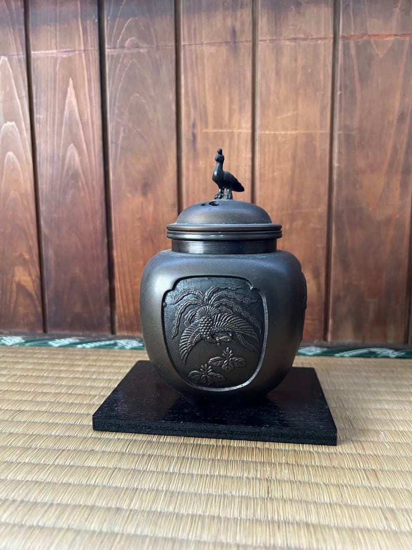 鳥の彫刻付き金属製香炉