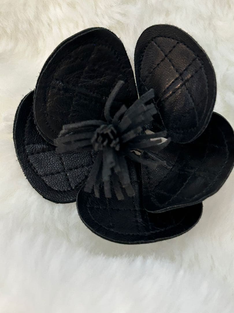 CHANEL ビンテージマトラッセ黒いレザー花型ブローチ約10cm可愛い