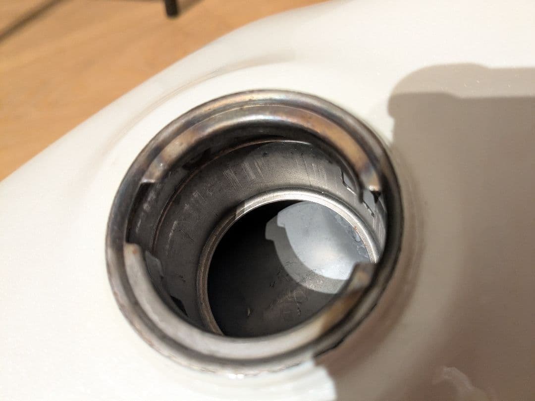 スズキ グラストラッカー250タンク ホワイト キャップ付き