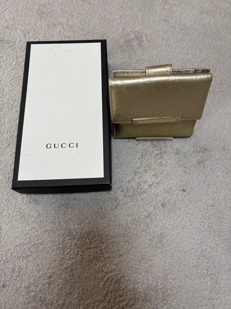 8*様 GUCCI ゴールド　二つ折り財布　グッチ　GGマーク