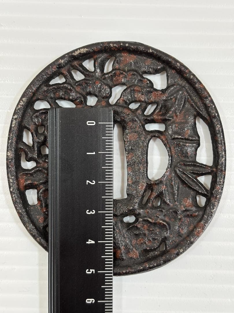 鍔(つば) 鉄製　日本刀　松竹梅　アンティーク