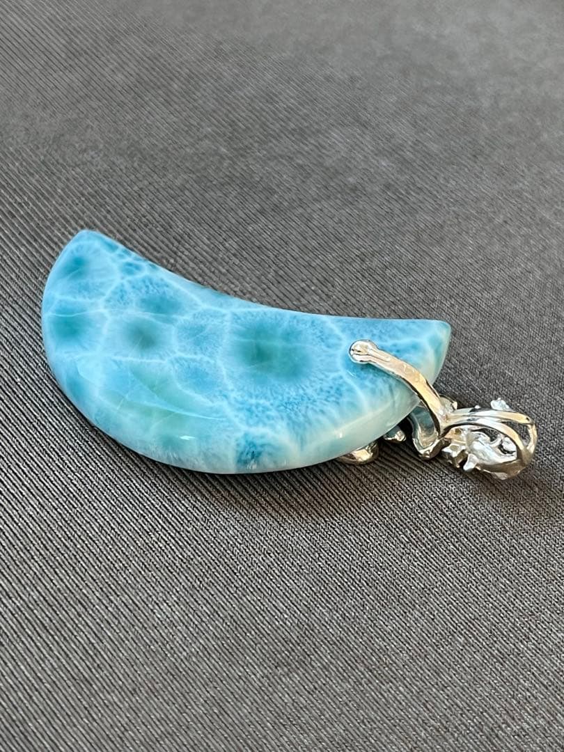 天然石☆高品質！ラリマー大きめ月型ペンダントトップ☆シルバーお魚デザインバチカン