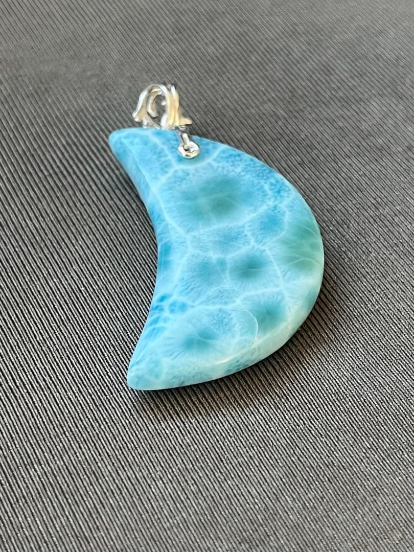 天然石☆高品質！ラリマー大きめ月型ペンダントトップ☆シルバーお魚デザインバチカン