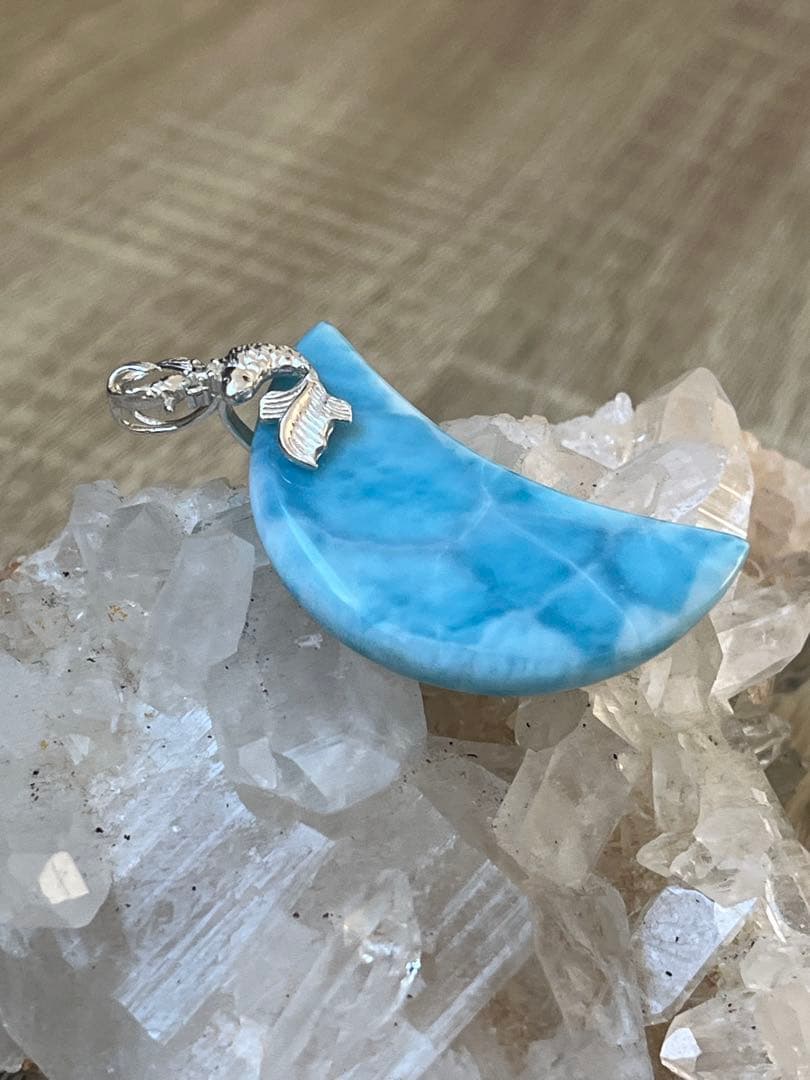 天然石☆高品質！ラリマー大きめ月型ペンダントトップ☆シルバーお魚デザインバチカン