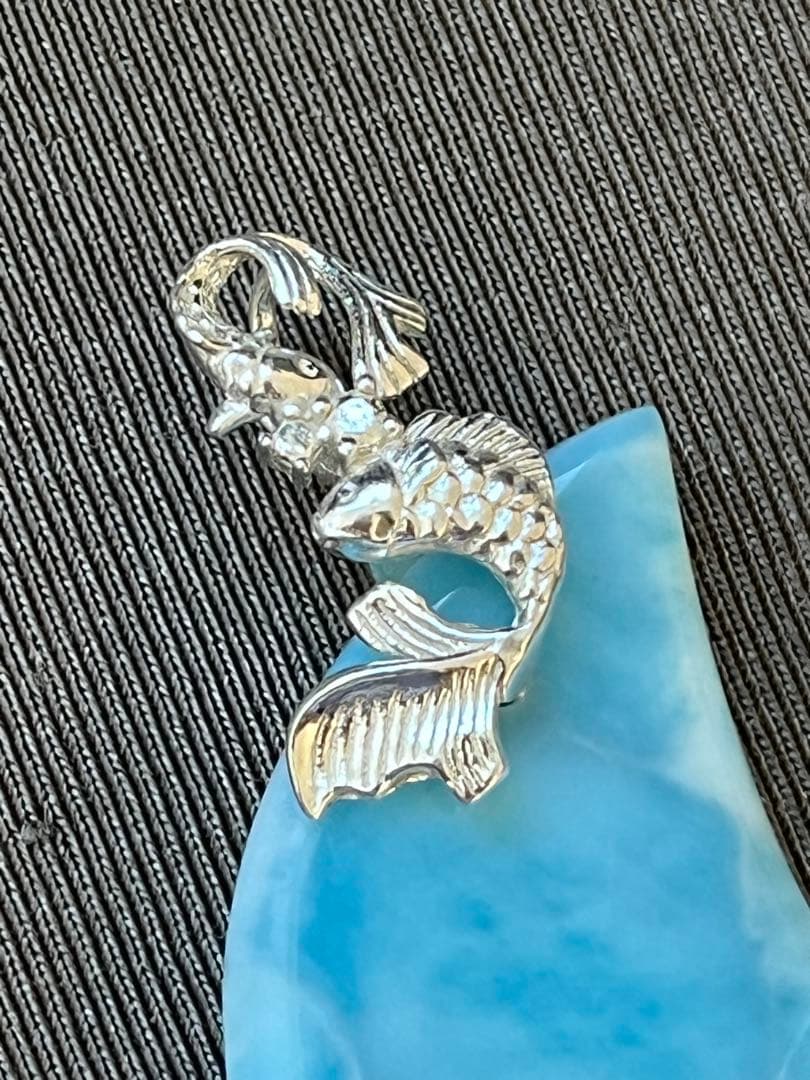 天然石☆高品質！ラリマー大きめ月型ペンダントトップ☆シルバーお魚デザインバチカン