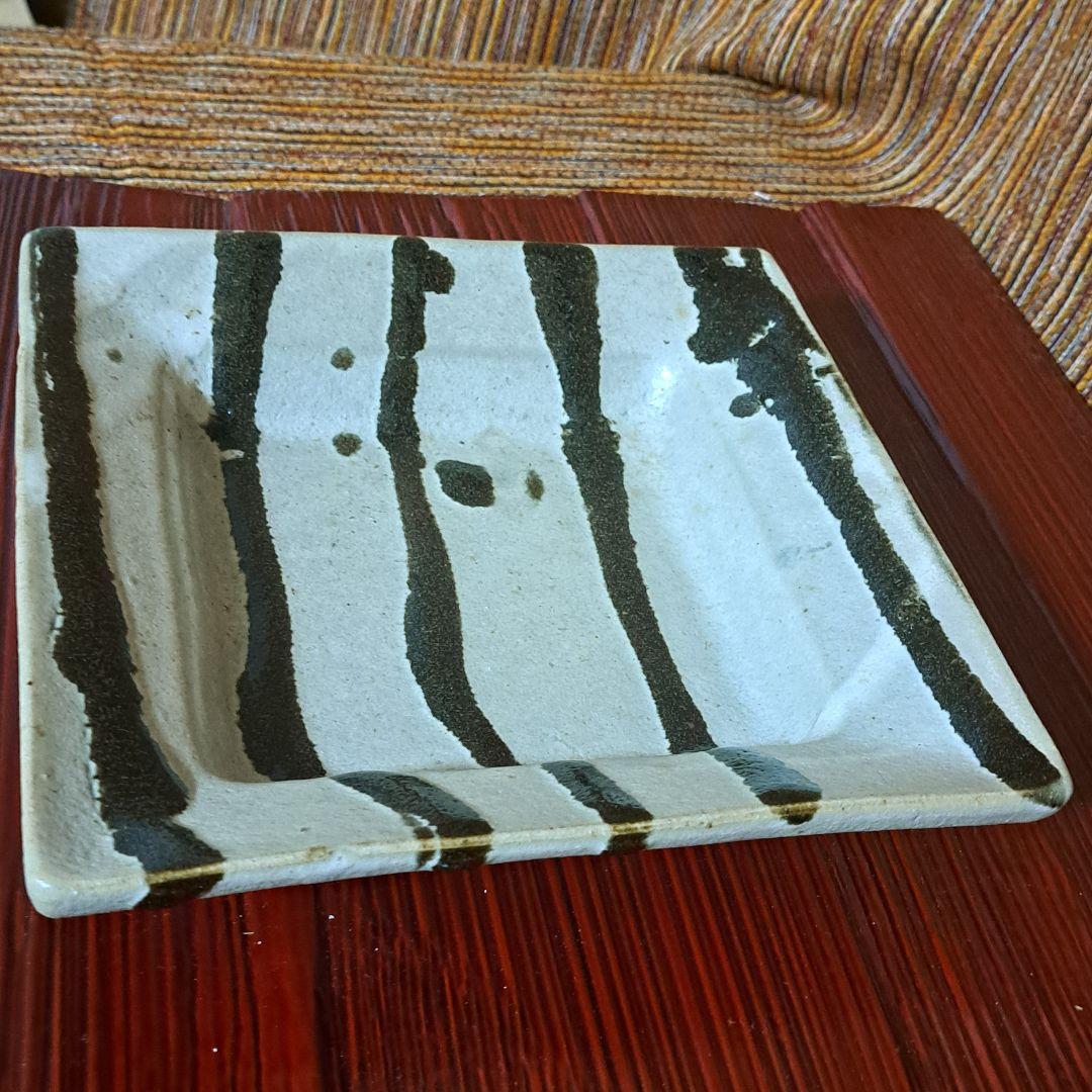 濱田庄司　浜田庄司　糠釉黒流掛角皿　です。