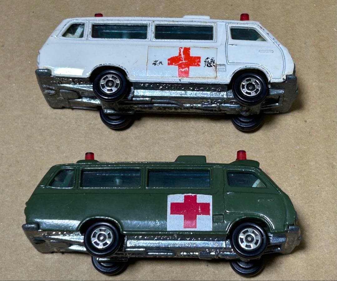 トミカ トヨタ ハイエースコミューター 2台セット