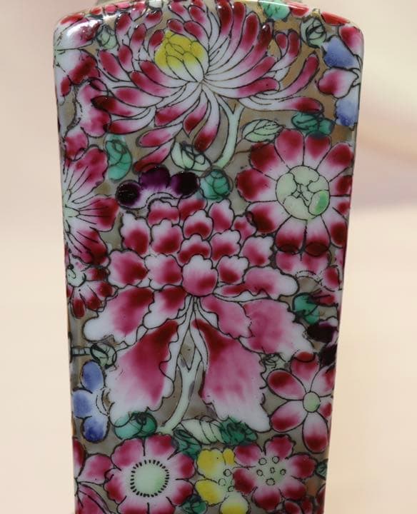 中国　民国期　粉彩角瓶1対　乾隆年製銘　送料込み0629