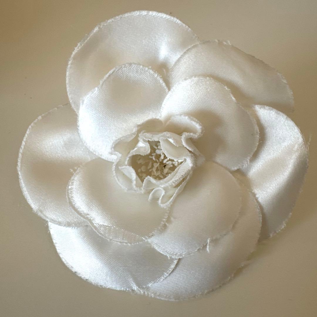 CHANEL シャネル カメリア コサージュ ブローチ　ホワイト