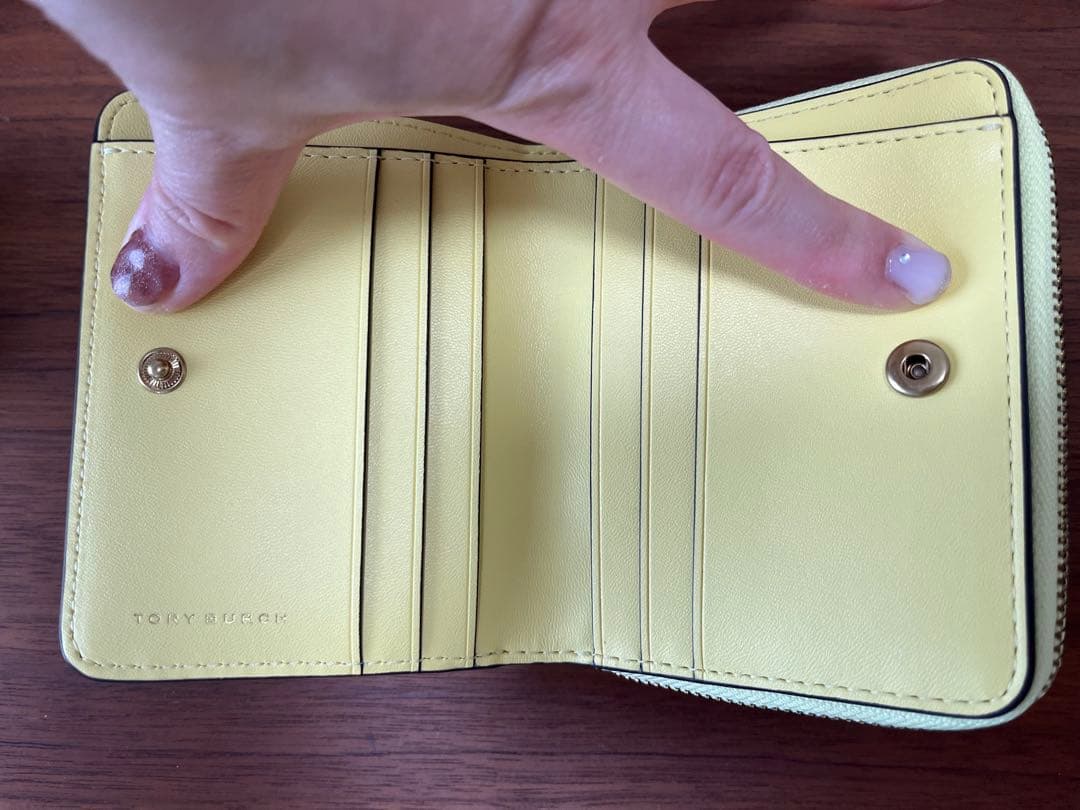 最終お値下げ　半額以下　トリーバーチ　イエロー レザー 二つ折り財布 新品