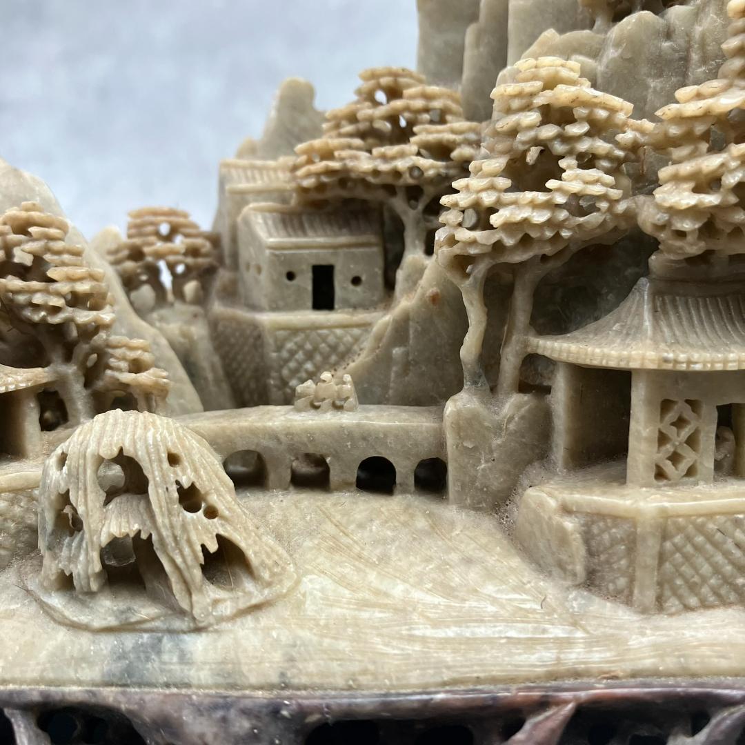 寿山石の彫刻　楼閣山水風景　ジオラマ　中国美術　天然石　水雕　ガラスケース付き