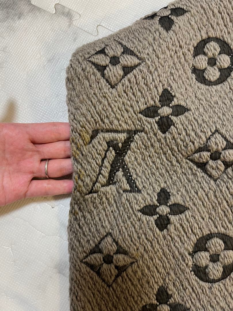 Louis Vuitton グレー マフラー ロゴマニア モノグラム おしゃれ