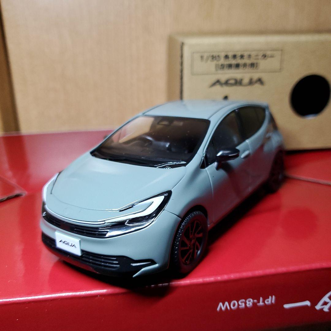 トヨタ AQUA 1/30 ミニカー グレー