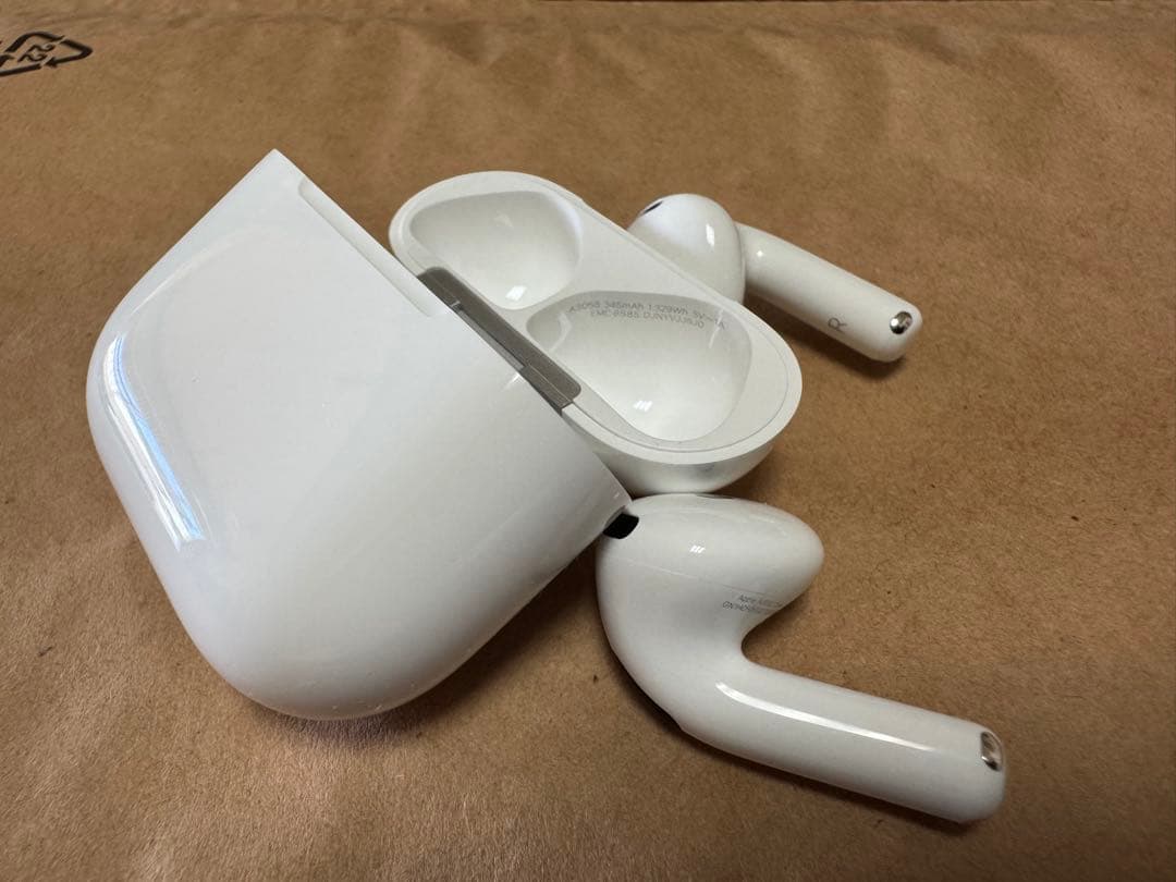 airpods 第4世代 本体 充電ケース付き 美品　ノズキャンセル無し