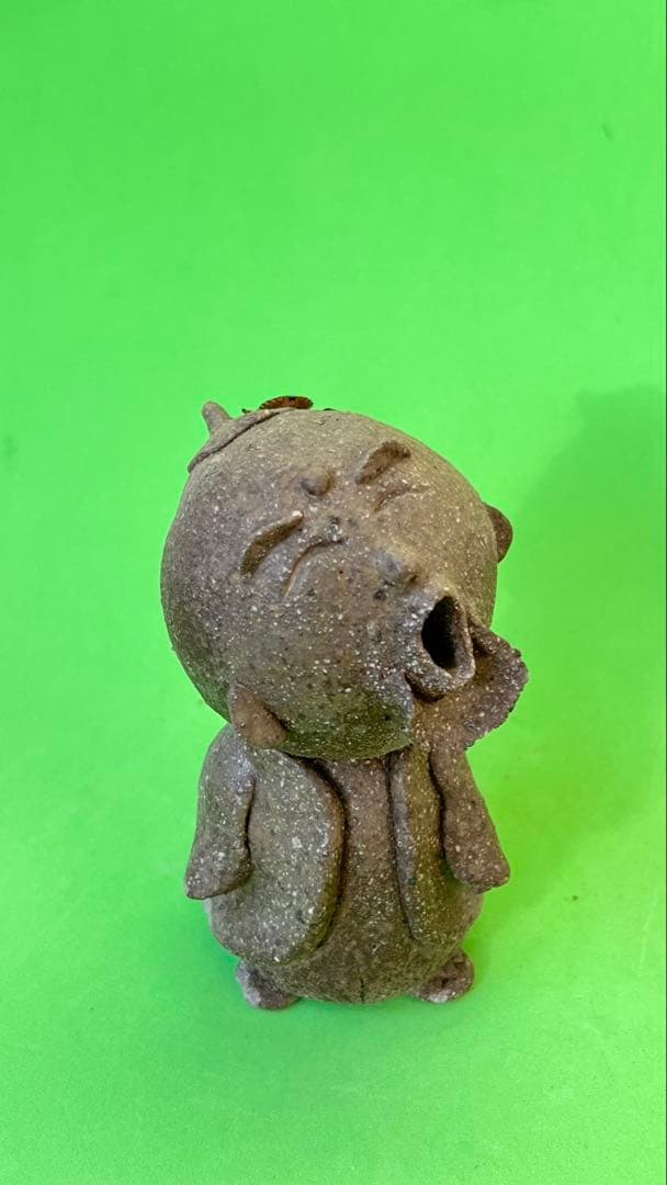 村長自画像　陶器製の口を開けた人形 約10cm カケ有り