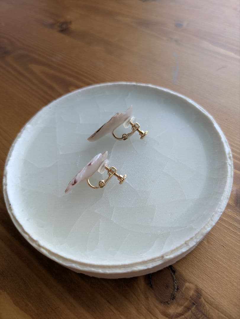 【みこし】雨氣 貝殻イヤリングとワンピース