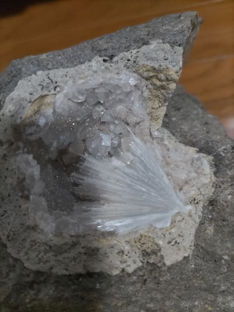 国産鉱物　愛媛県中予産　ソーダ沸石、ボドリオ石、方解石付き