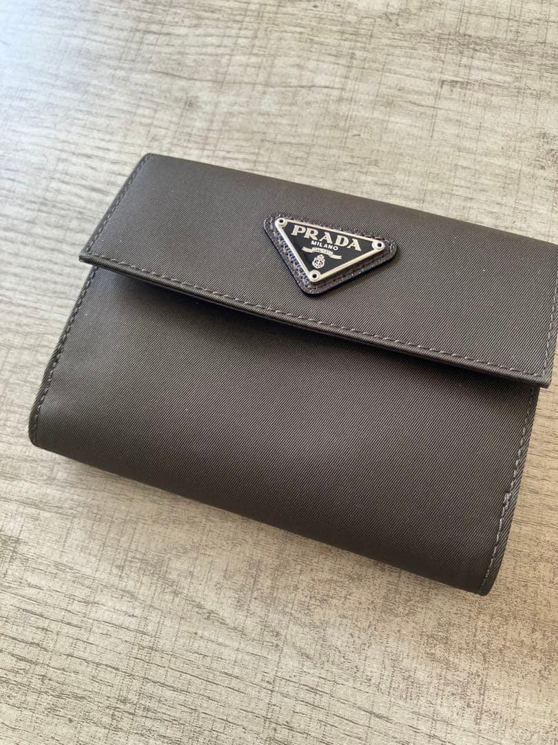 保管品　プラダ　折り財布　カーキもしくはブラウン