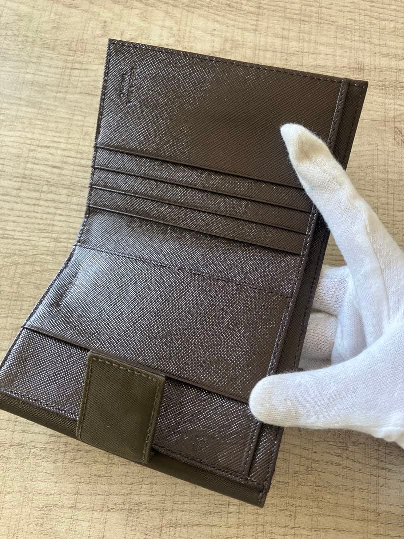 保管品　プラダ　折り財布　カーキもしくはブラウン