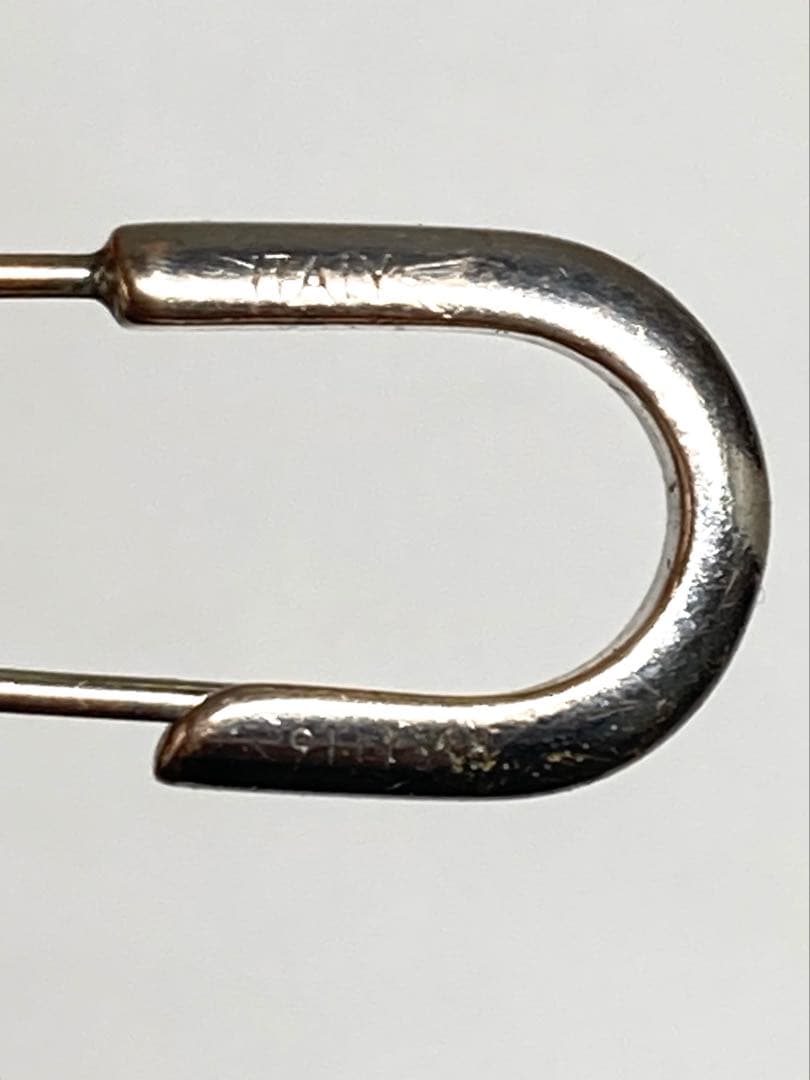 ルイヴィトン　ピンブローチ　ピンバッチ　安全ピン　シルバー系