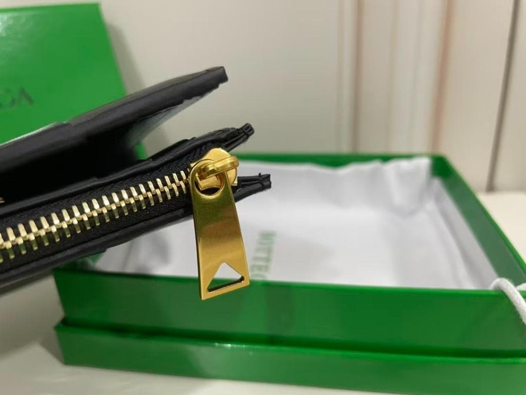 早い者勝ち！ブラック二つ折り財布