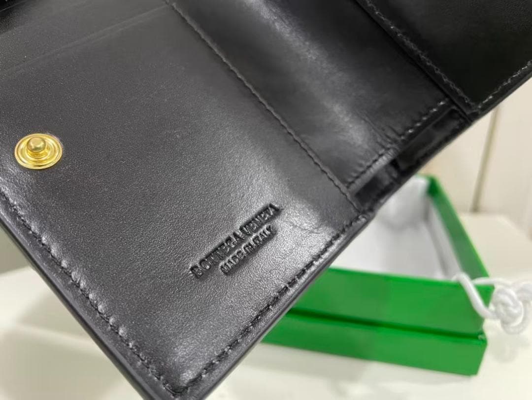 早い者勝ち！ブラック二つ折り財布