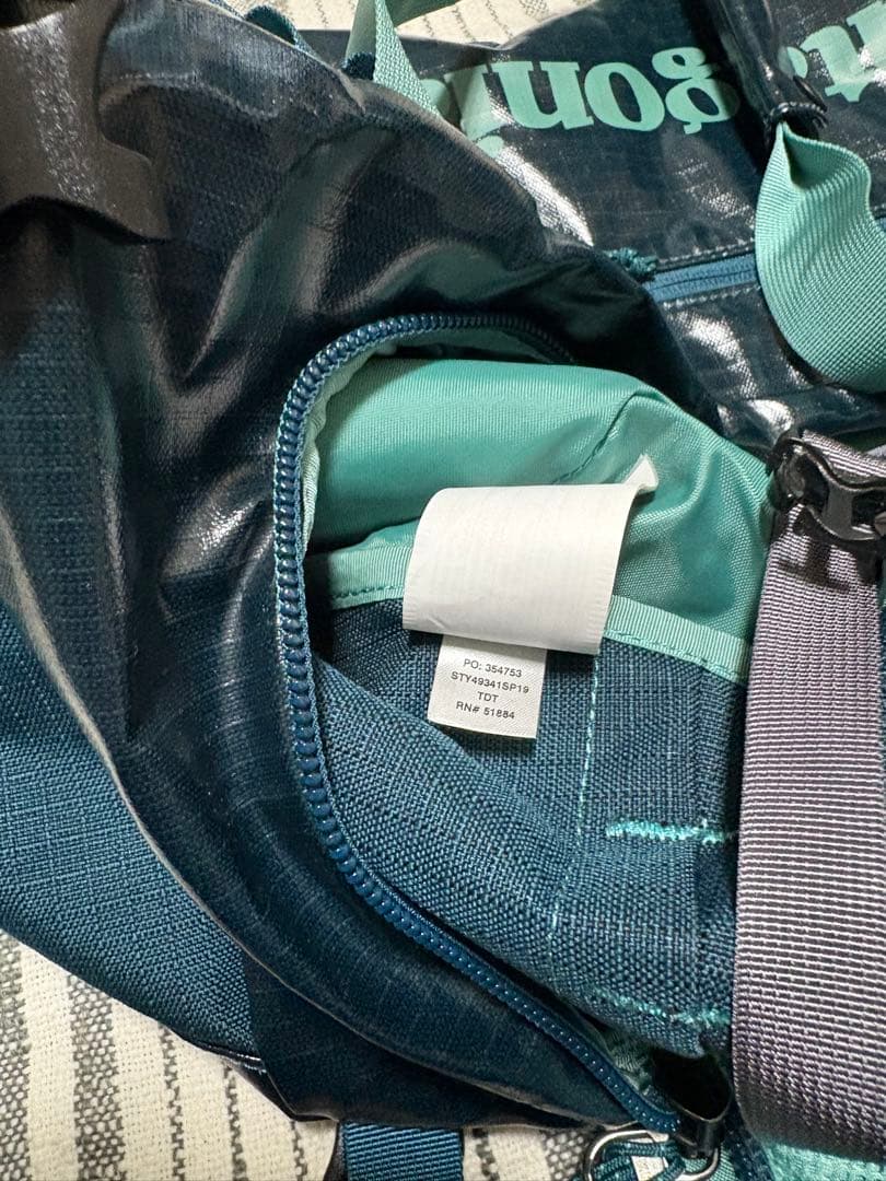 新品patagonia ボストンバッグ 大容量 ダークブルー　ブラックホール