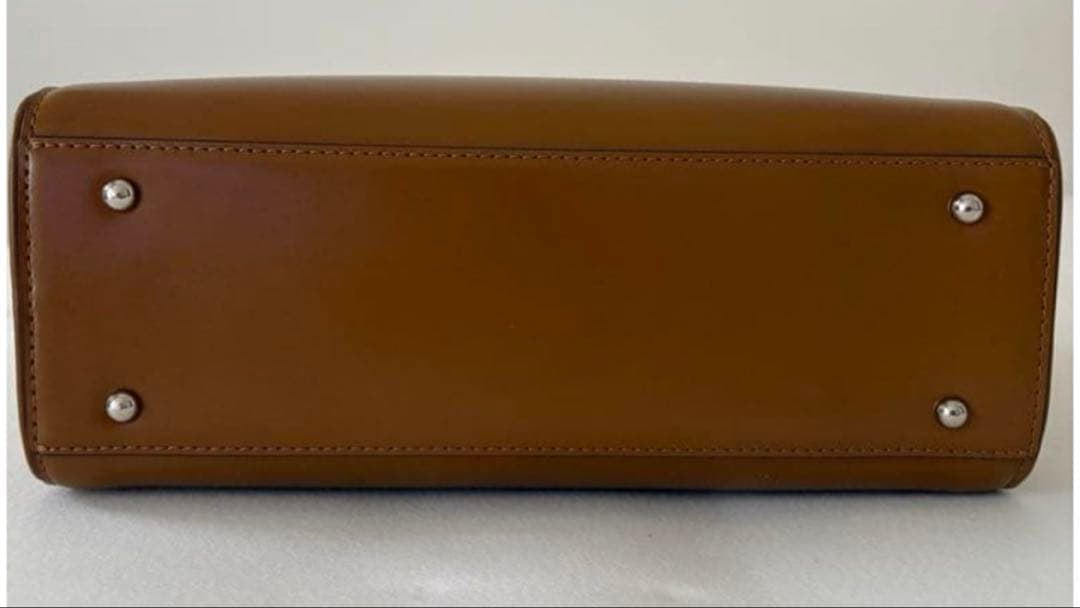 美品　tout y est ロケスモールバッグ