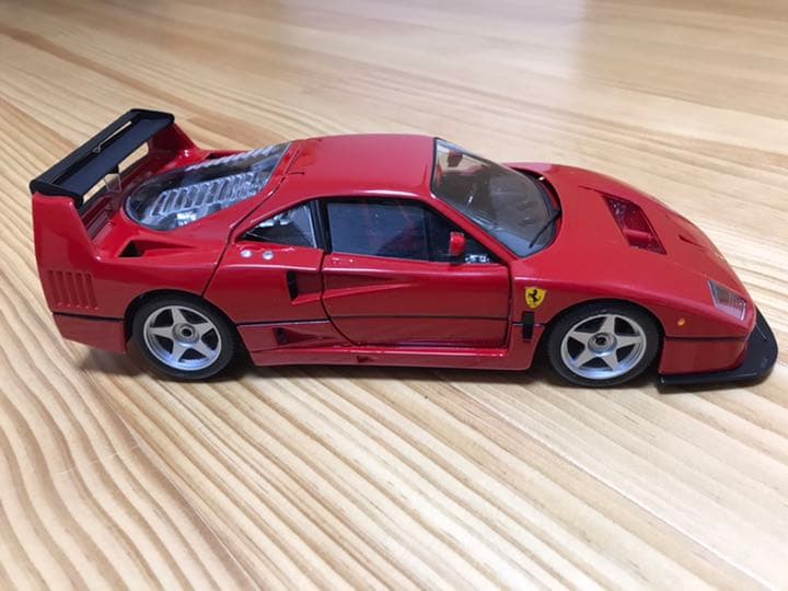 フェラーリF40 buragoベースWARM-UP社製　1/18