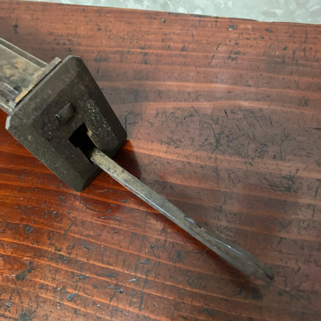 古い特大の錠前と鍵と思われますが果たして？