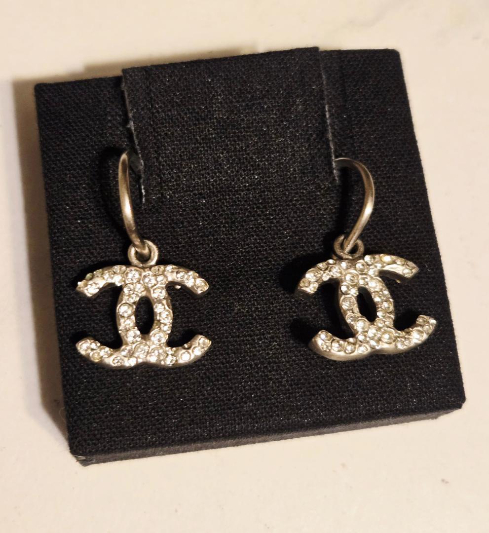 CHANEL クリスタルロゴピアス