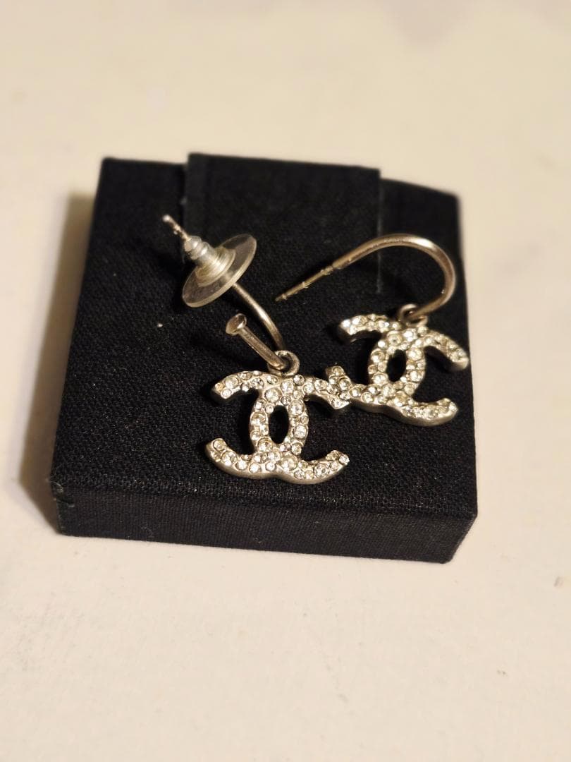 CHANEL クリスタルロゴピアス